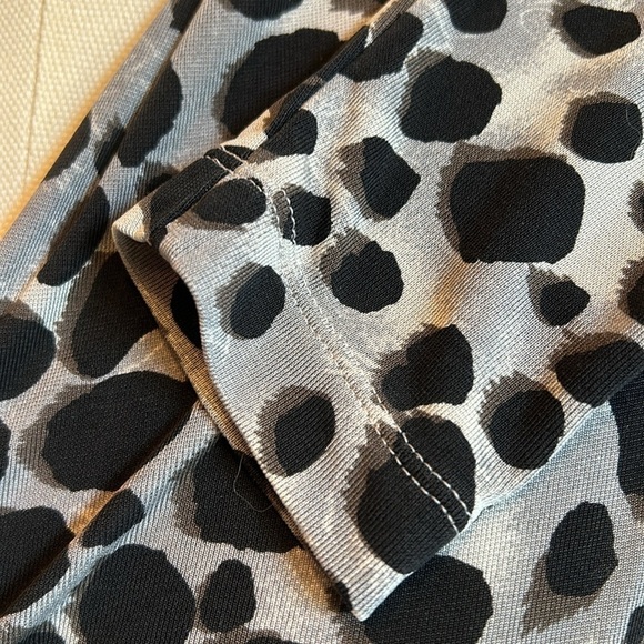 Doncaster Vintage Silk Gray  Black Animal Print V Neck Wrap Style Top Women’s 6 - Picture 4 of 10